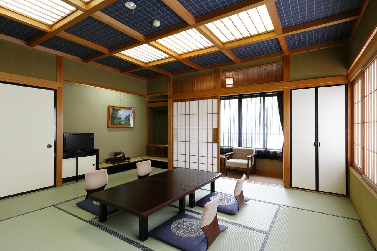 Okada Ryokan Warakutei Takayama  Bagian luar foto