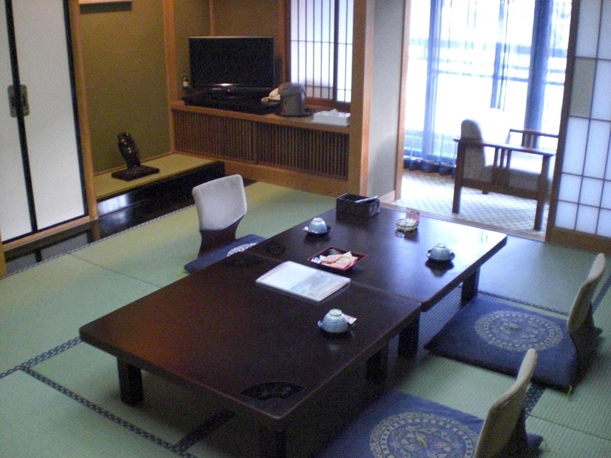 Okada Ryokan Warakutei Takayama  Bagian luar foto