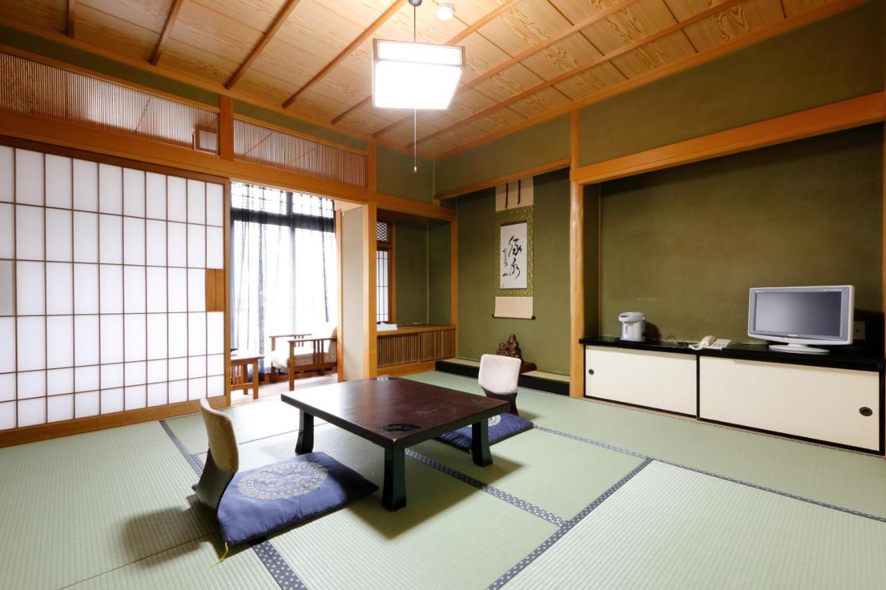 Okada Ryokan Warakutei Takayama  Bagian luar foto