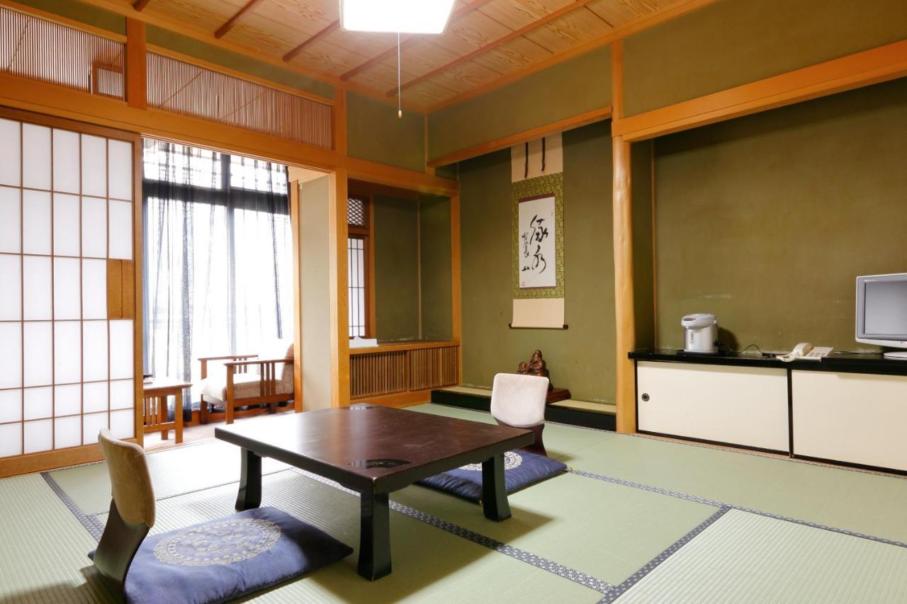 Okada Ryokan Warakutei Takayama  Bagian luar foto